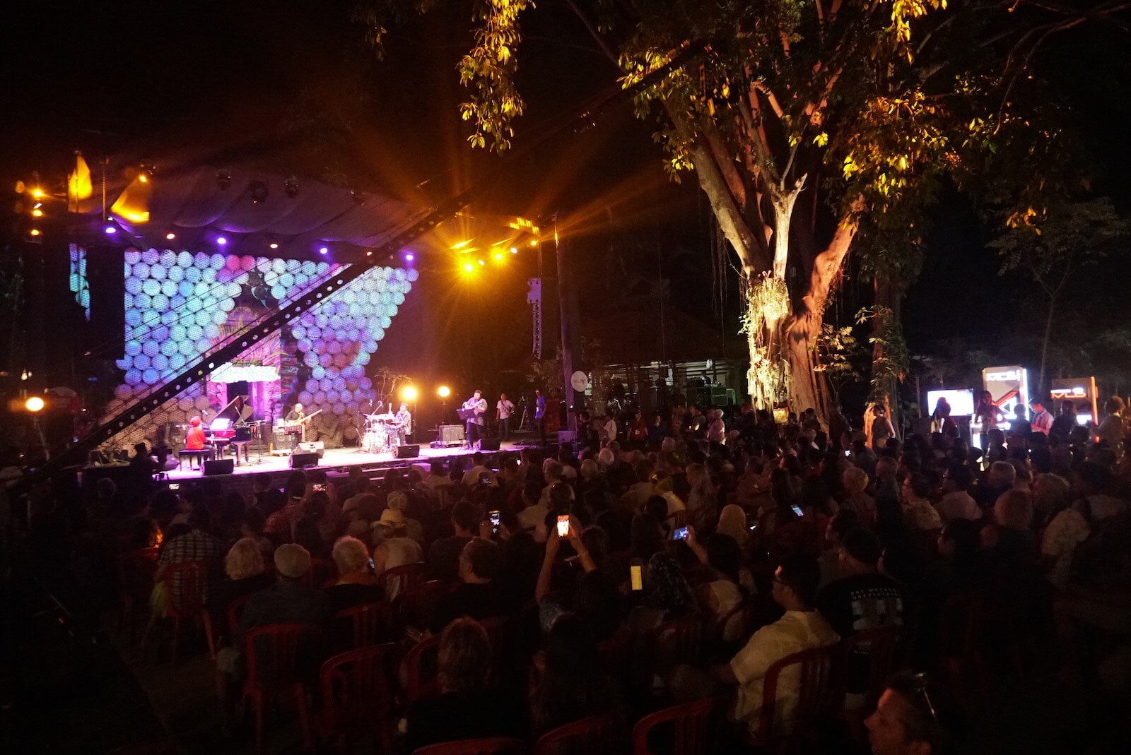Bergandengan Tangan dan Tetap Kecil: Cerita Tujuh Tahun Ubud Village Jazz Festival